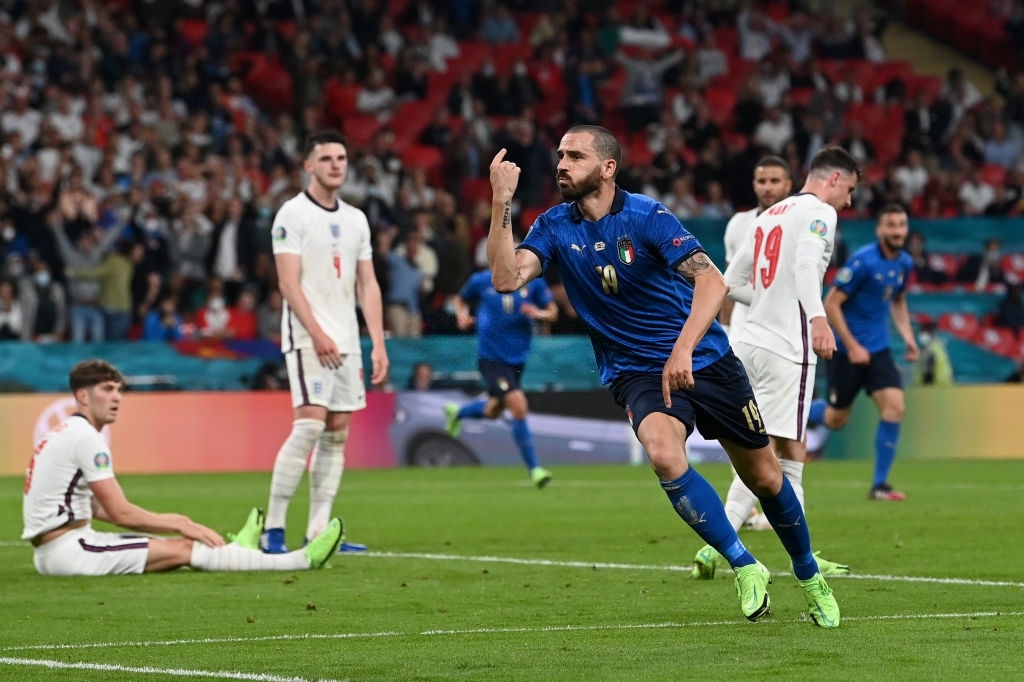 Italia có thể tiễn tuyển Anh xuống hạng sớm